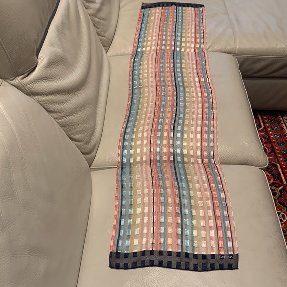 BILL BLASS SHEER LONG SCARF. - Picture 6 of 6